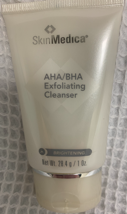 Exfoliating cleanser improves the skin's appearance